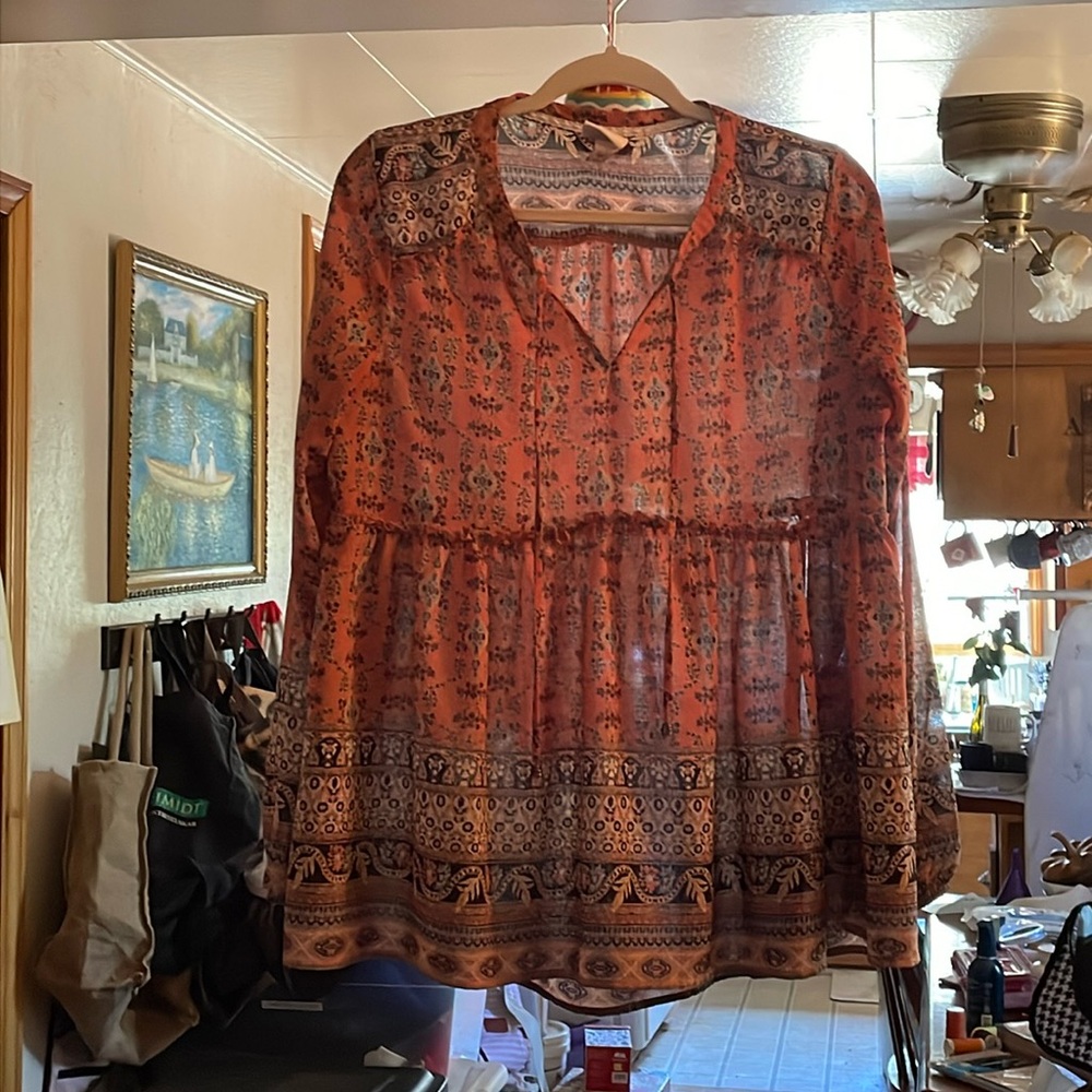 Beautiful flowy Knox rose blouse